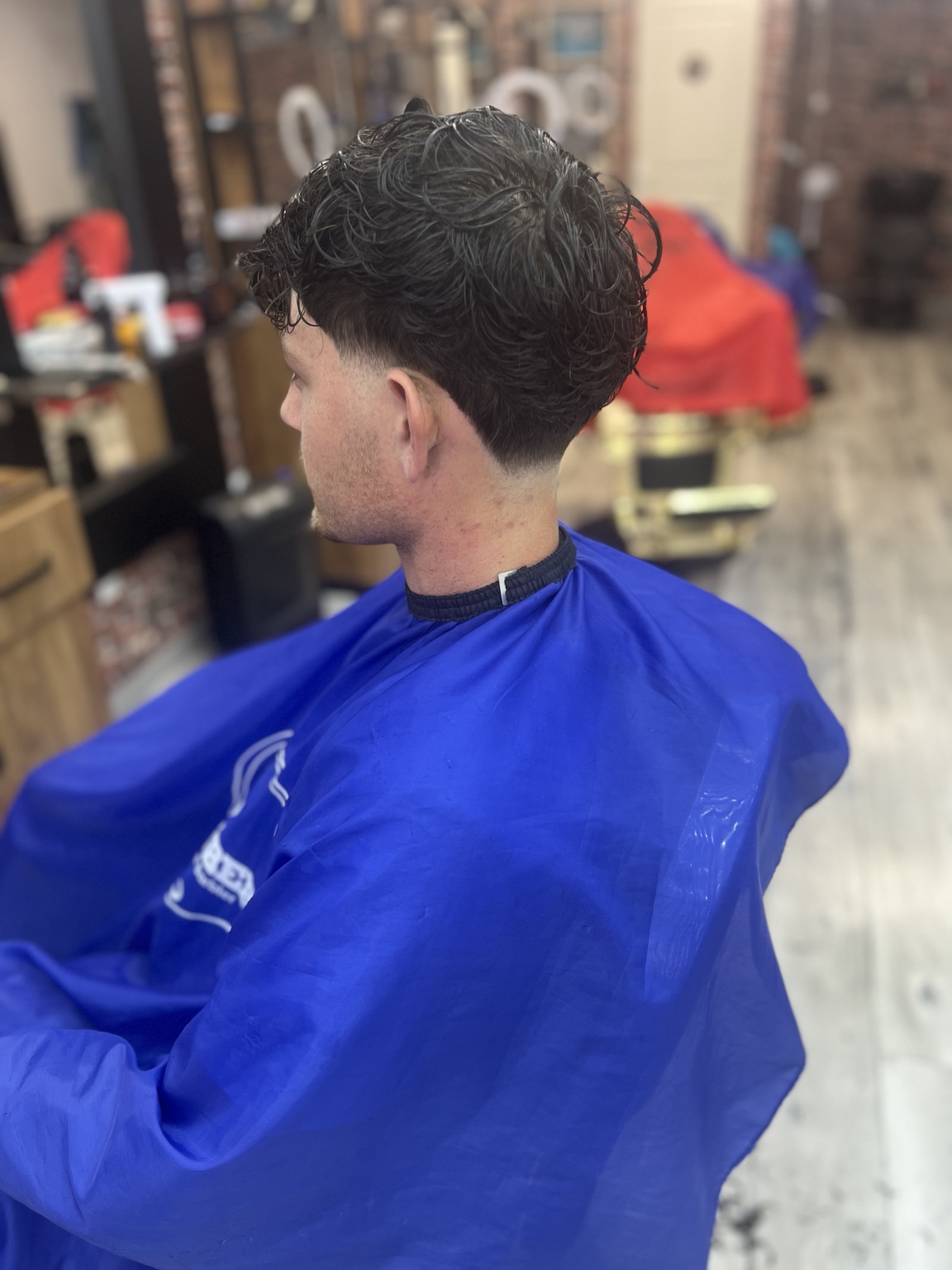 Cheveux bouclés et dégradé — réalisation CS Barber