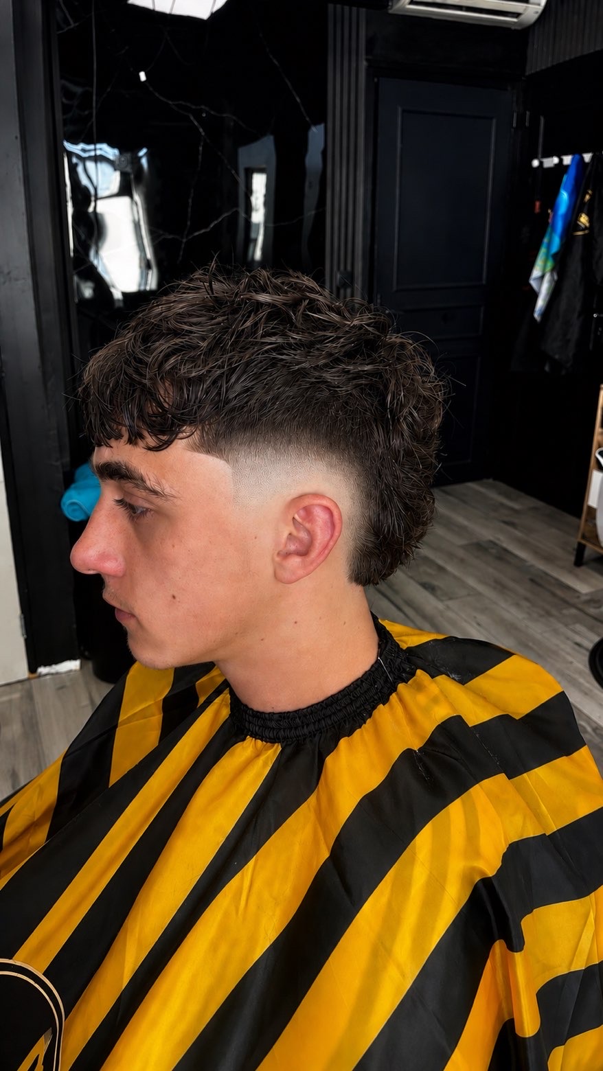 Coupe bouclée, vue de profil — réalisation CS Barber